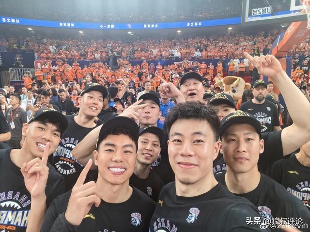 扑救失误导致球队输球,挪威门将尼兰德赛后抱头痛哭